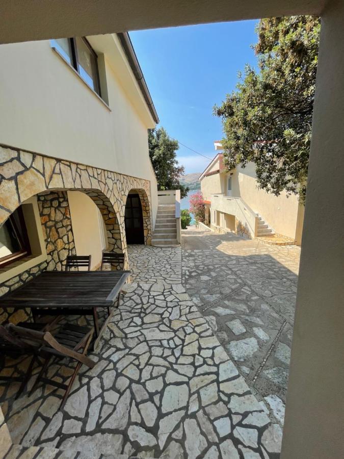 Apartment Victoria Stara Baška Exterior foto